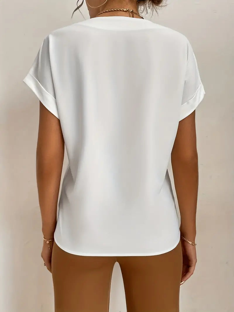 Adriana - Eenvoudige blouse met effen ingekerfde hals