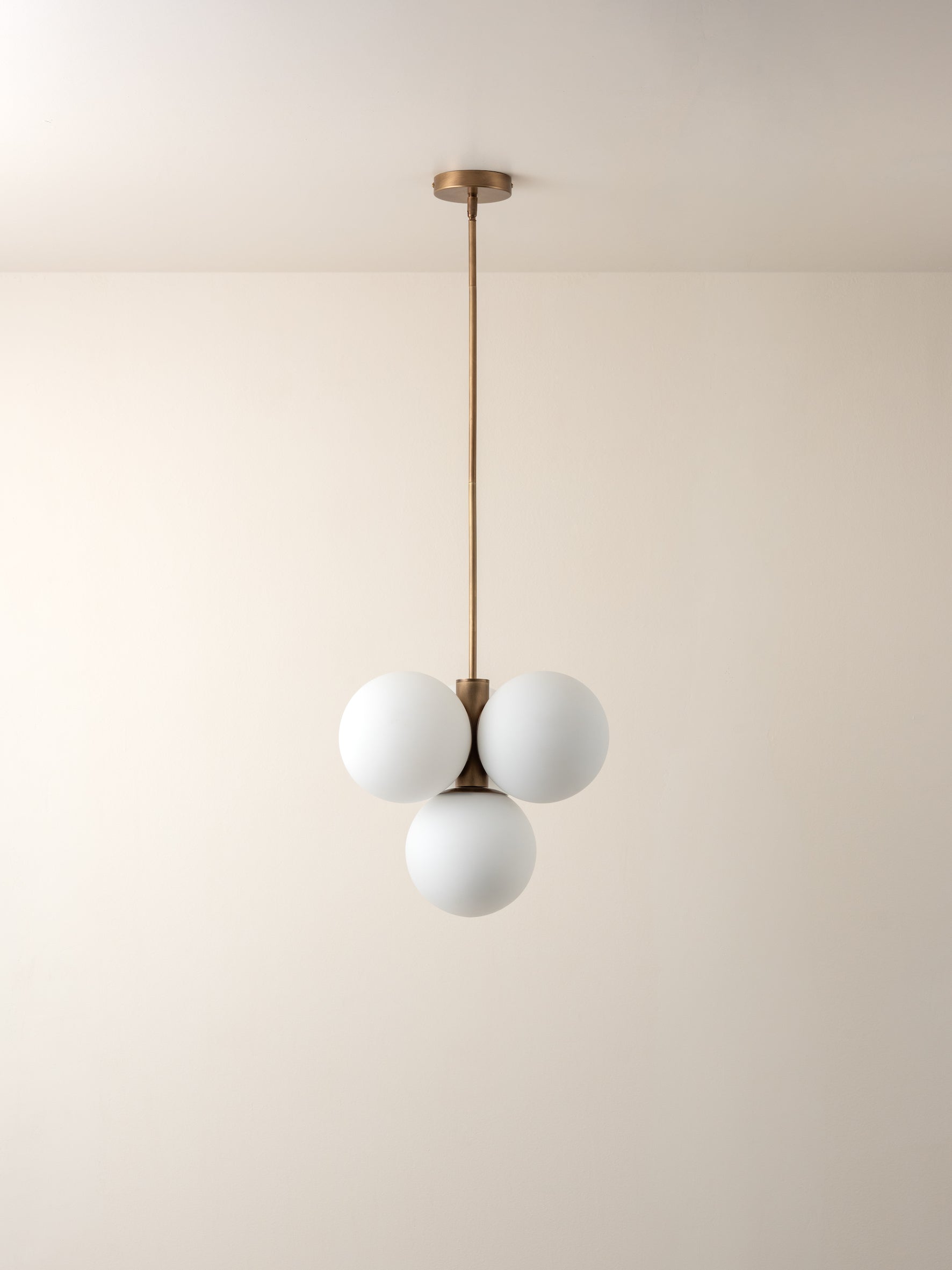 Boule | Koperen hanglamp met opaalbollen 0
