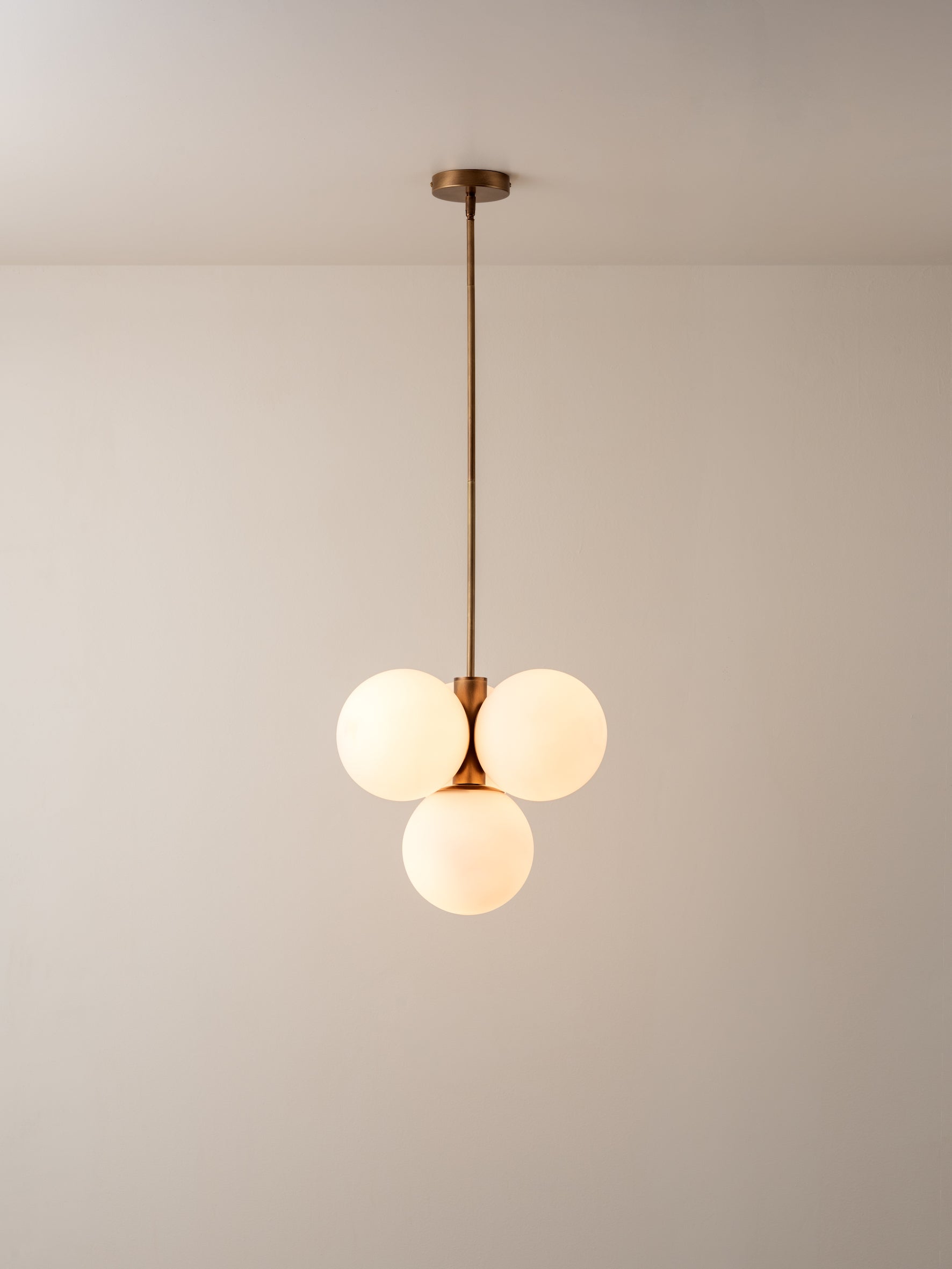 Boule | Koperen hanglamp met opaalbollen 1