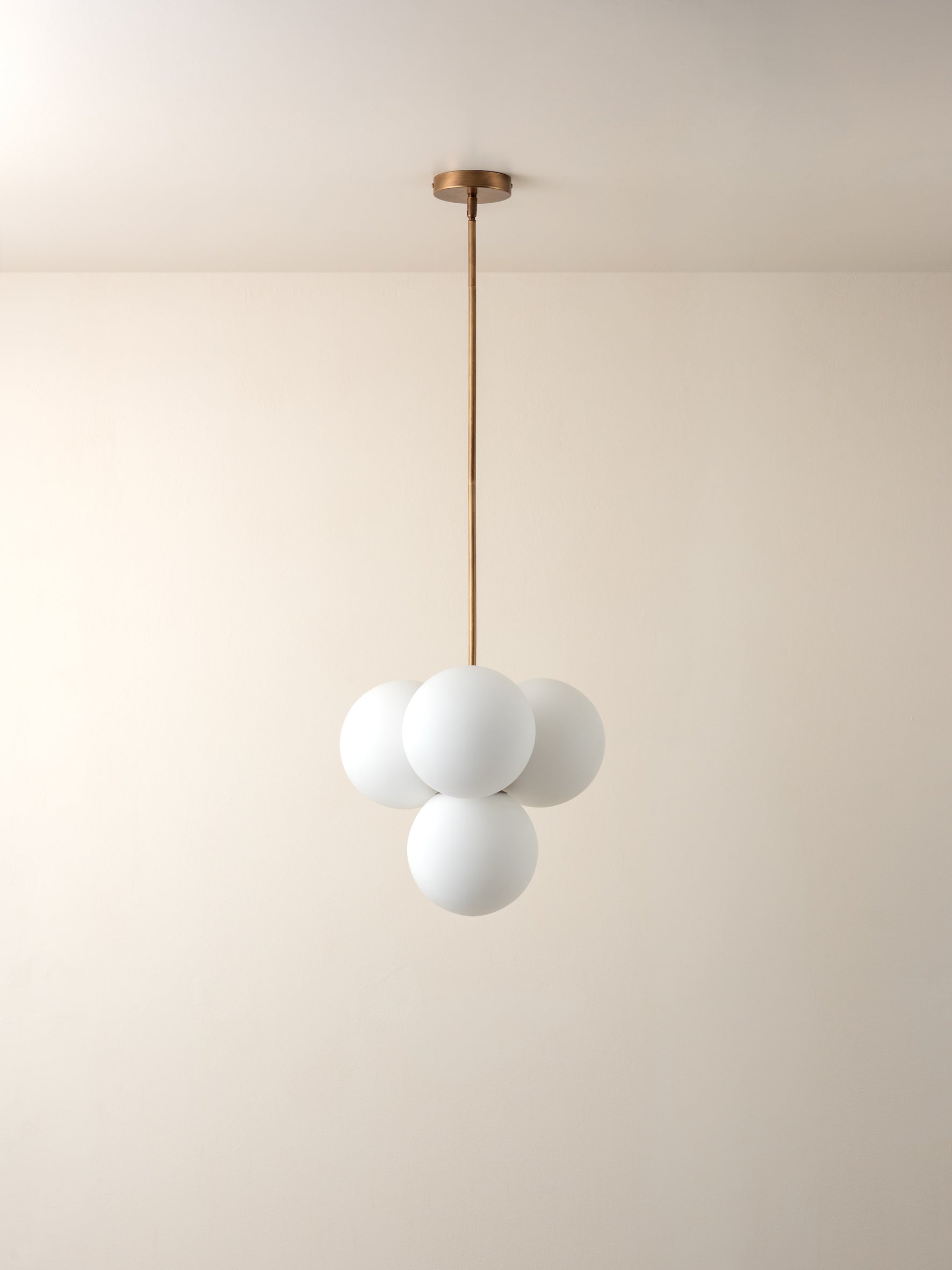 Boule | Koperen hanglamp met opaalbollen 2