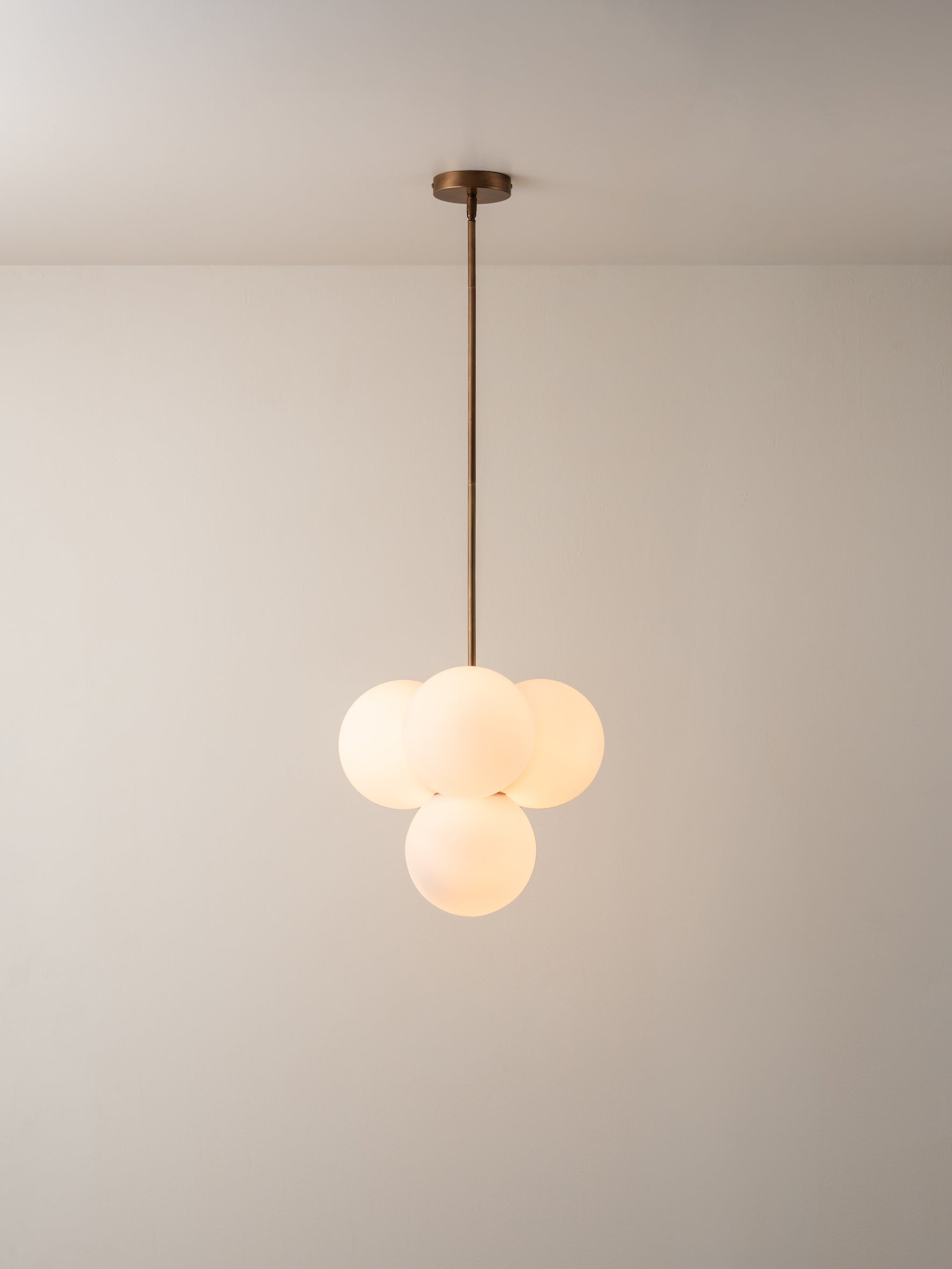 Boule | Koperen hanglamp met opaalbollen 3