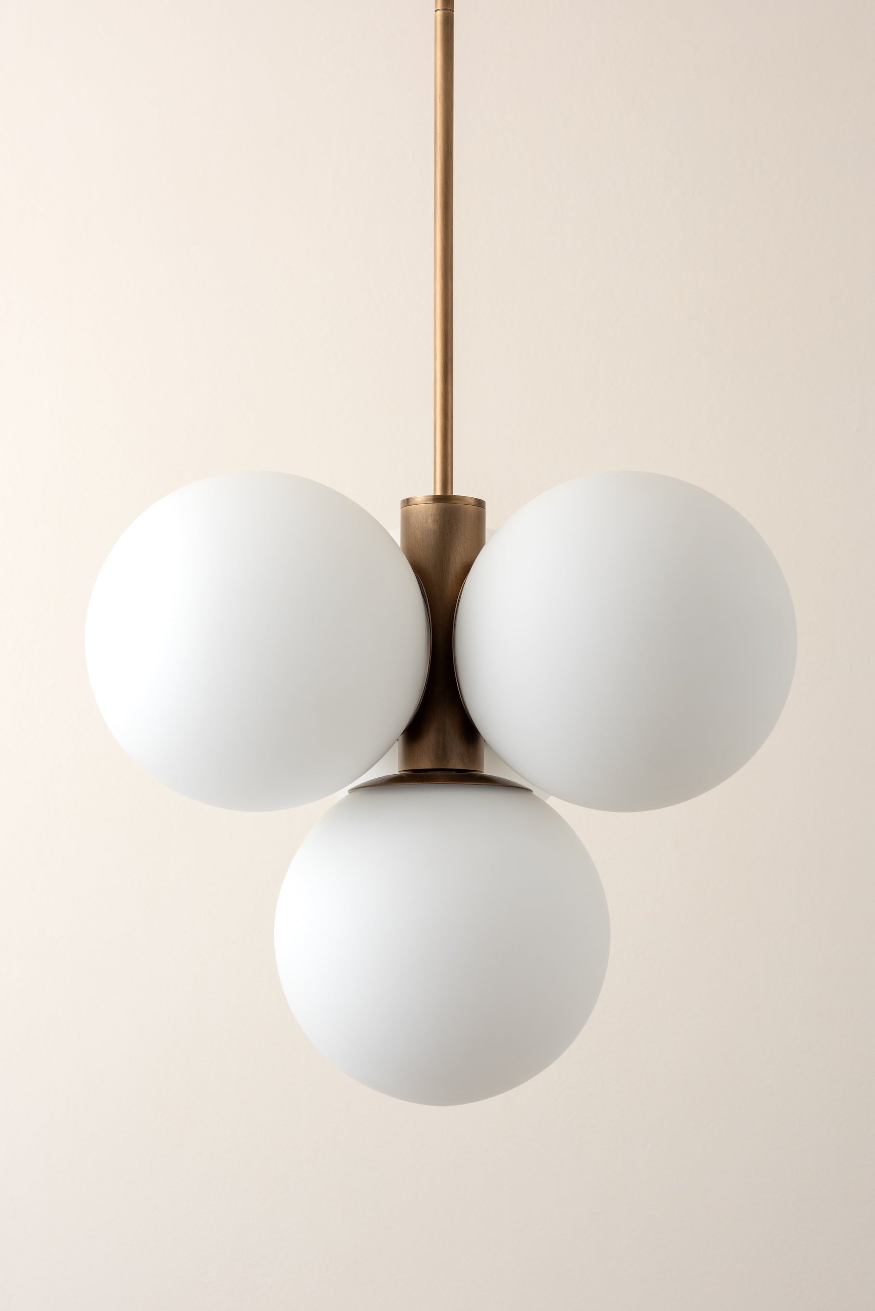 Boule | Koperen hanglamp met opaalbollen 5