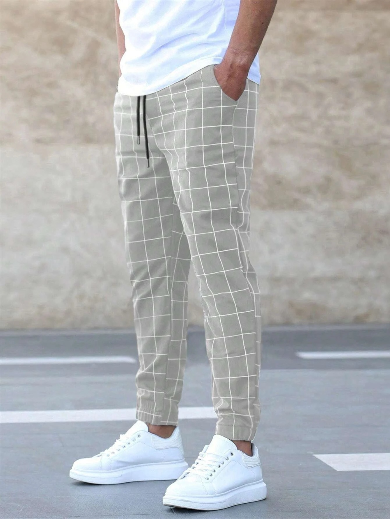 Caroma | Geruite joggingbroek met moderne pasvorm 1