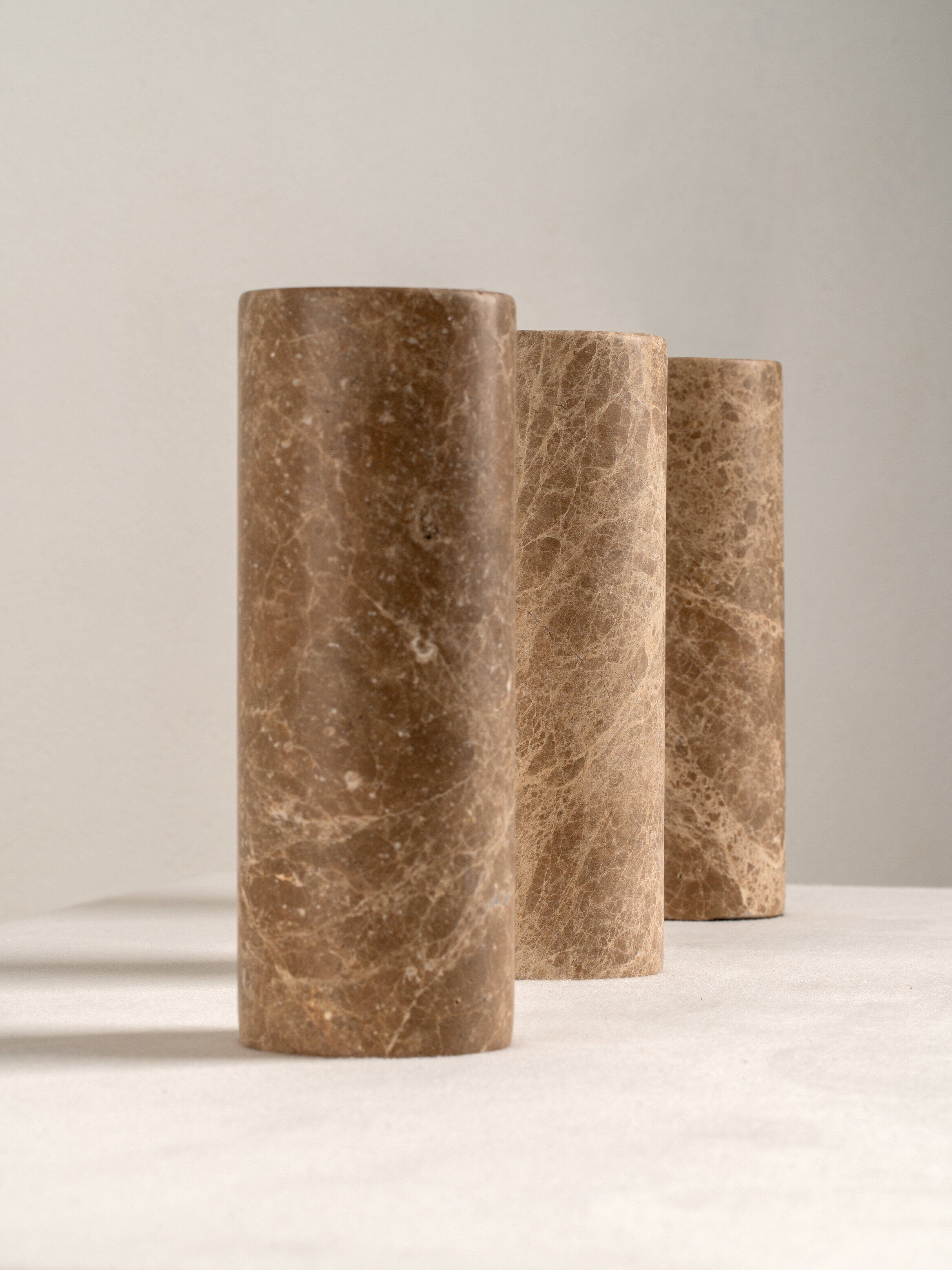 Denari | Bruinmarmeren tafellamp met linnen kap 6