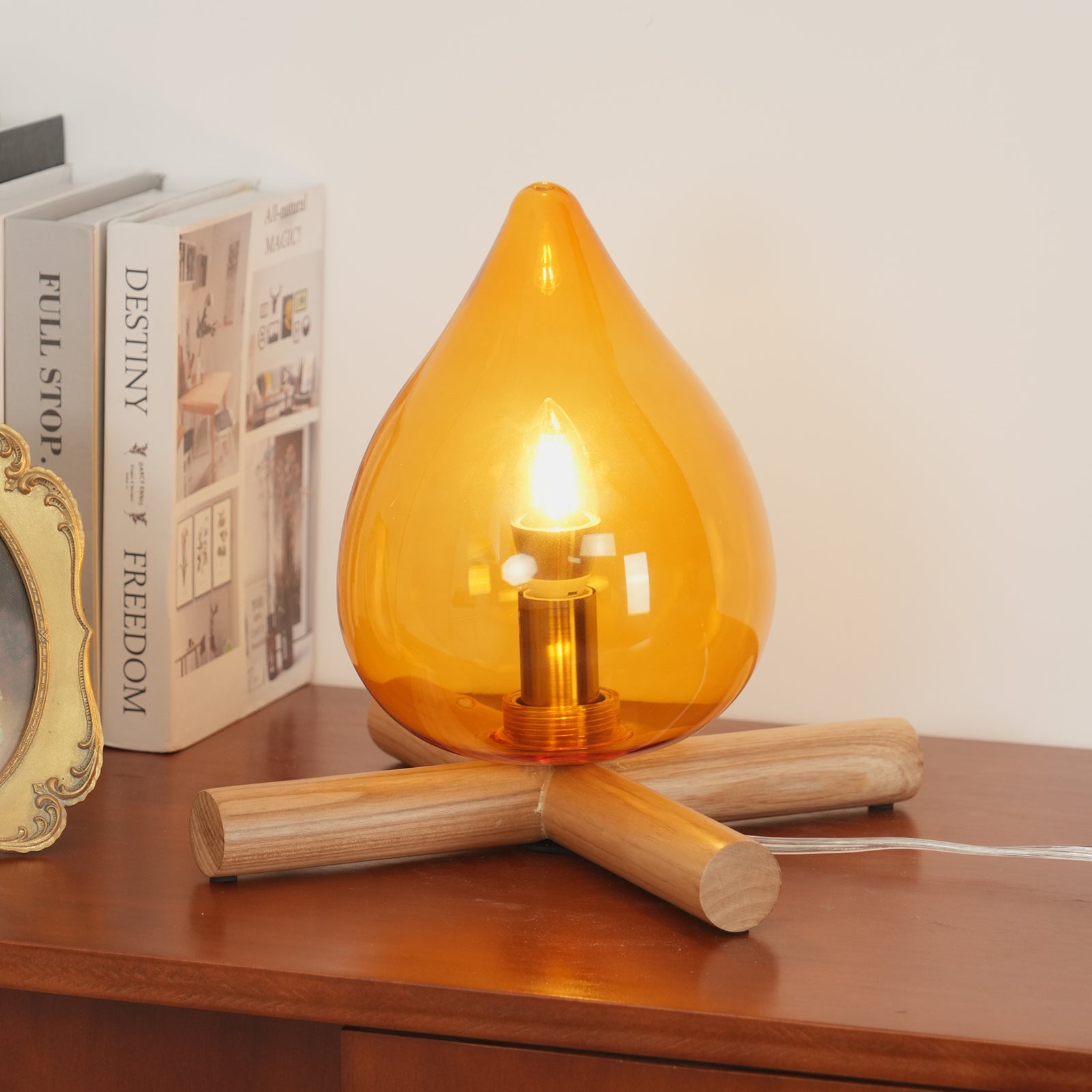 Firebam | Handgeblazen glazen tafellamp met houten basis 2