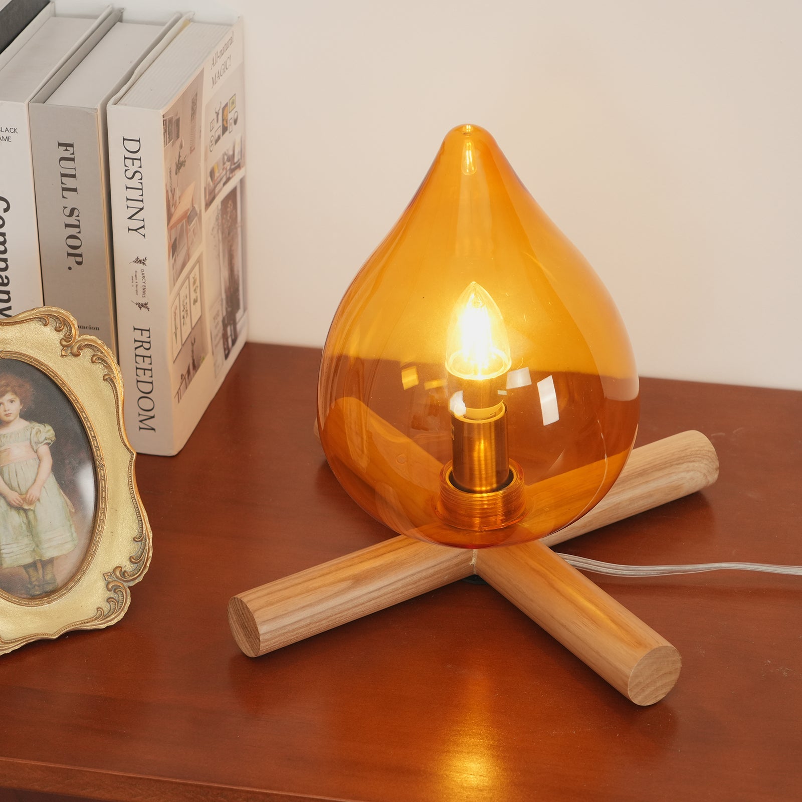Firebam | Handgeblazen glazen tafellamp met houten basis 6