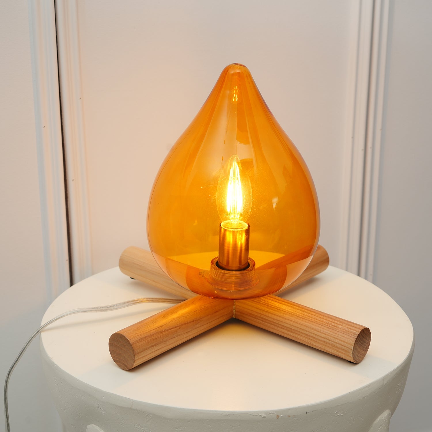 Firebam | Handgeblazen glazen tafellamp met houten basis 7