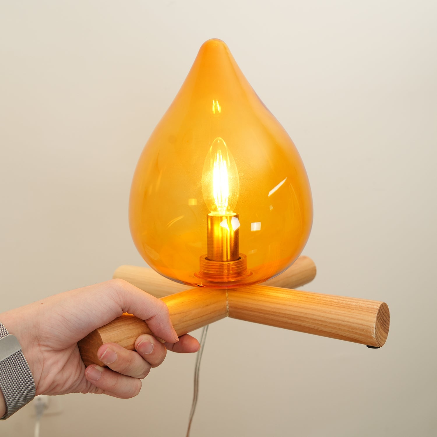 Firebam | Handgeblazen glazen tafellamp met houten basis 8