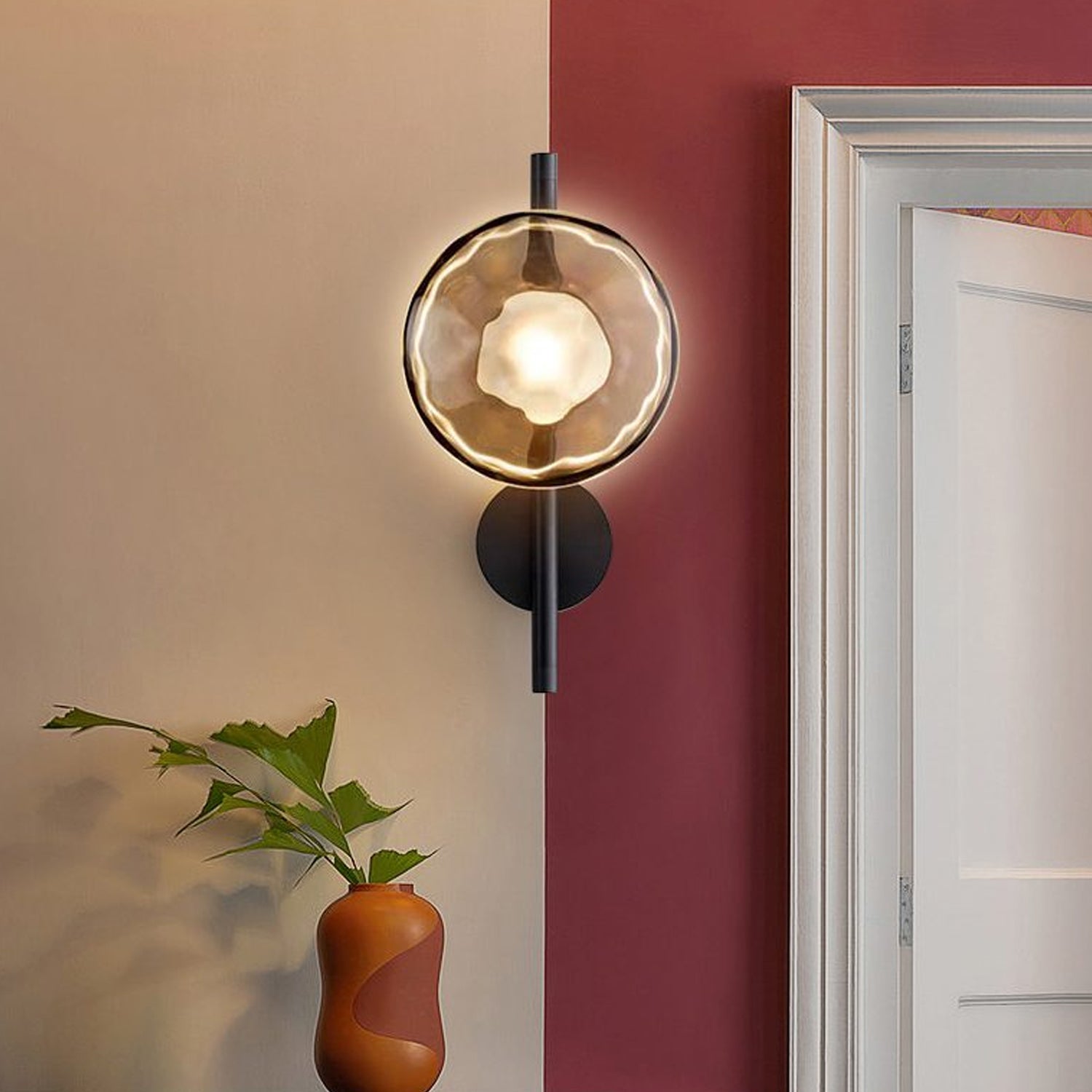 Hugbel | Mondgeblazen glas wandlamp met aluminium frame 2