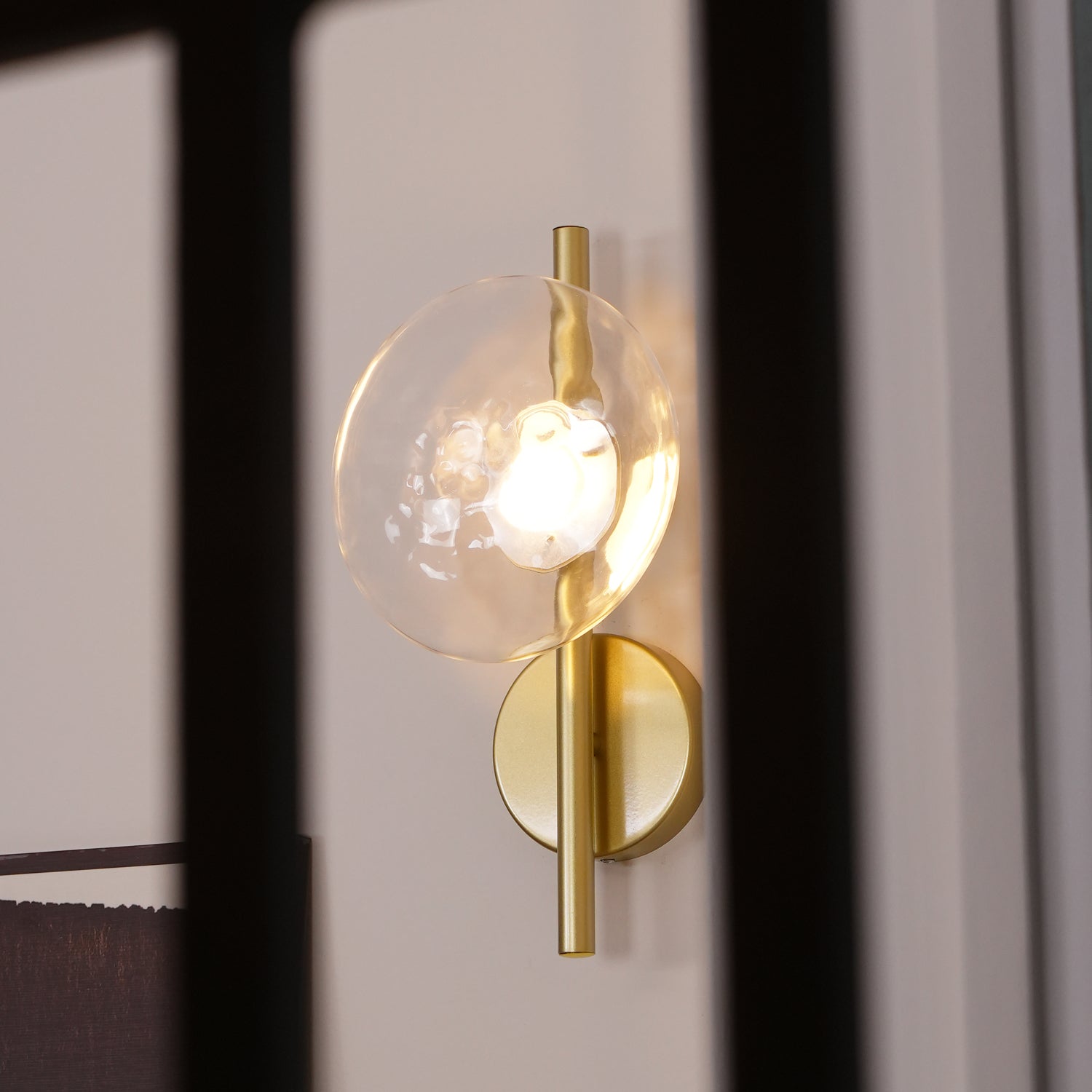 Hugbel | Mondgeblazen glas wandlamp met aluminium frame 3