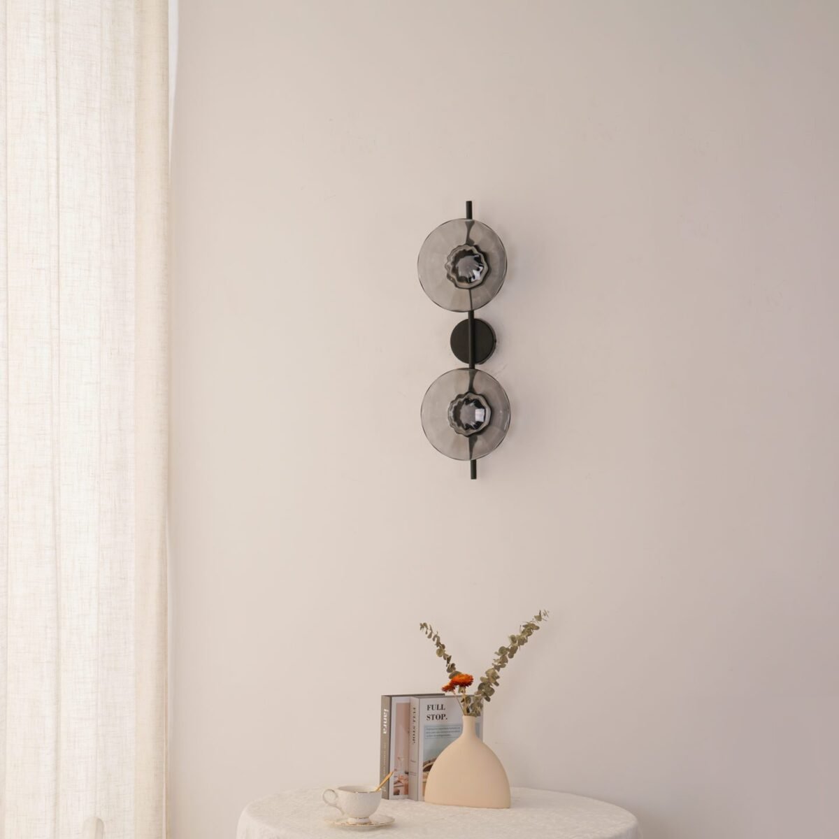 Hugbel | Mondgeblazen glas wandlamp met aluminium frame 6