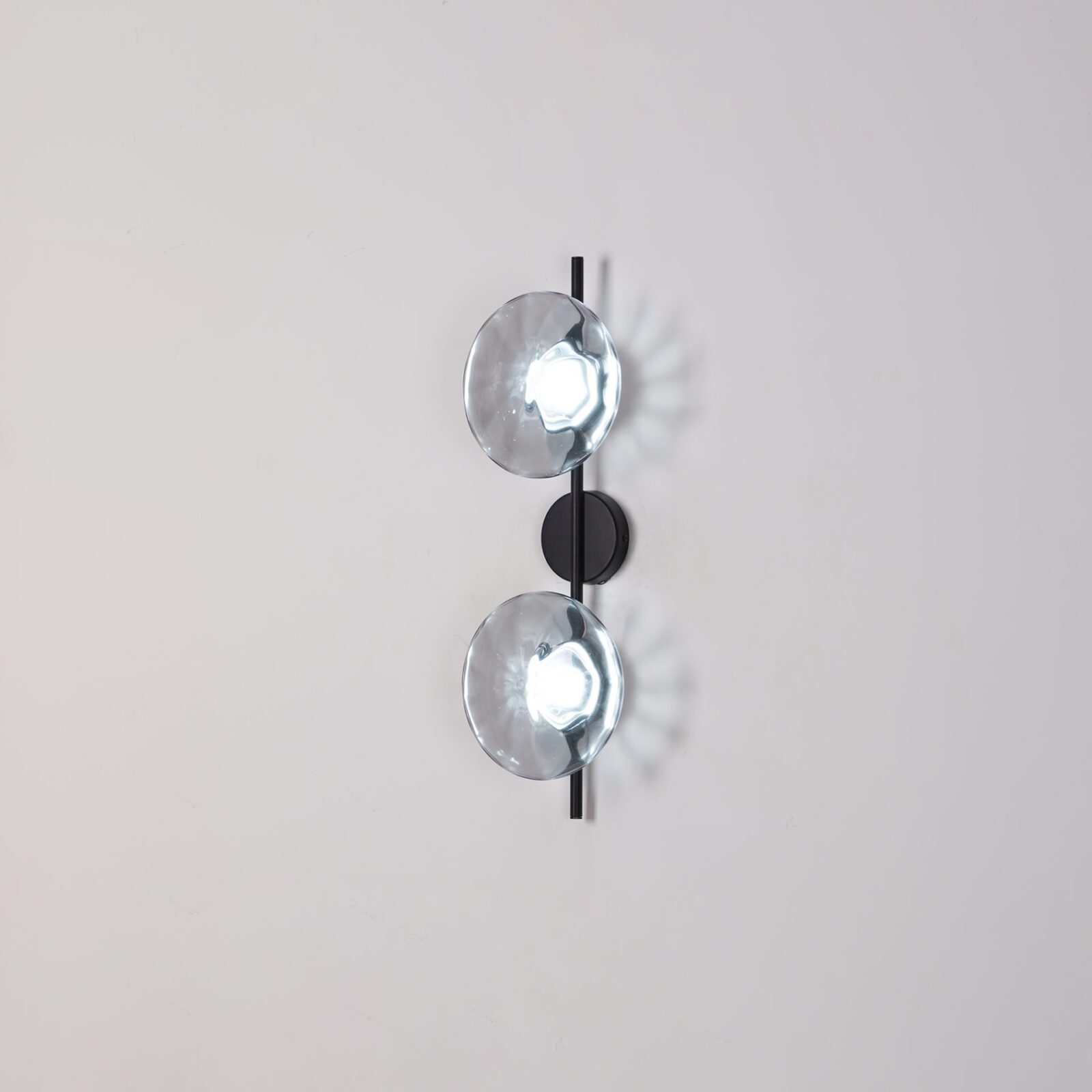 Hugbel | Mondgeblazen glas wandlamp met aluminium frame 7