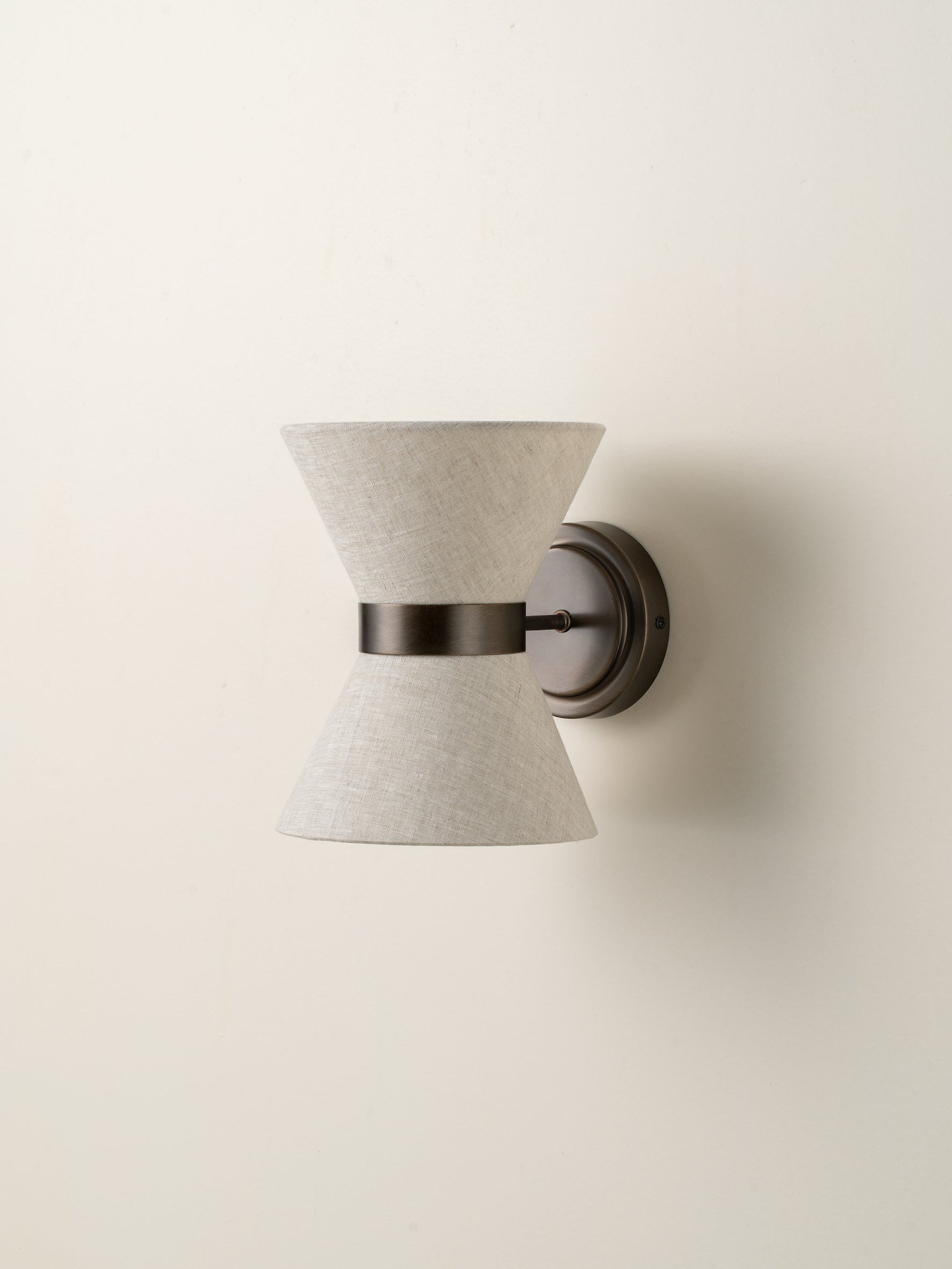 Renwick | Textuurlinnen wandlamp met bronzen armatuur 0
