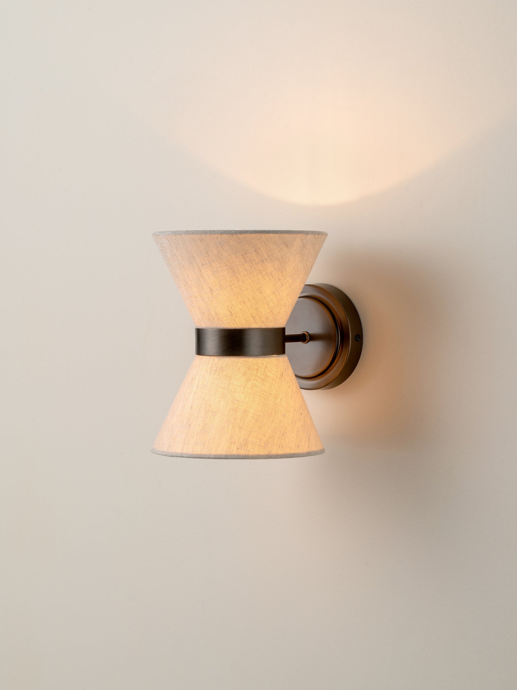 Renwick | Textuurlinnen wandlamp met bronzen armatuur 1