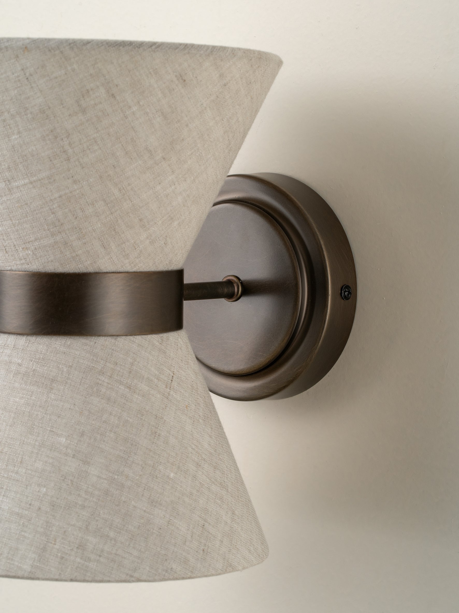 Renwick | Textuurlinnen wandlamp met bronzen armatuur 2