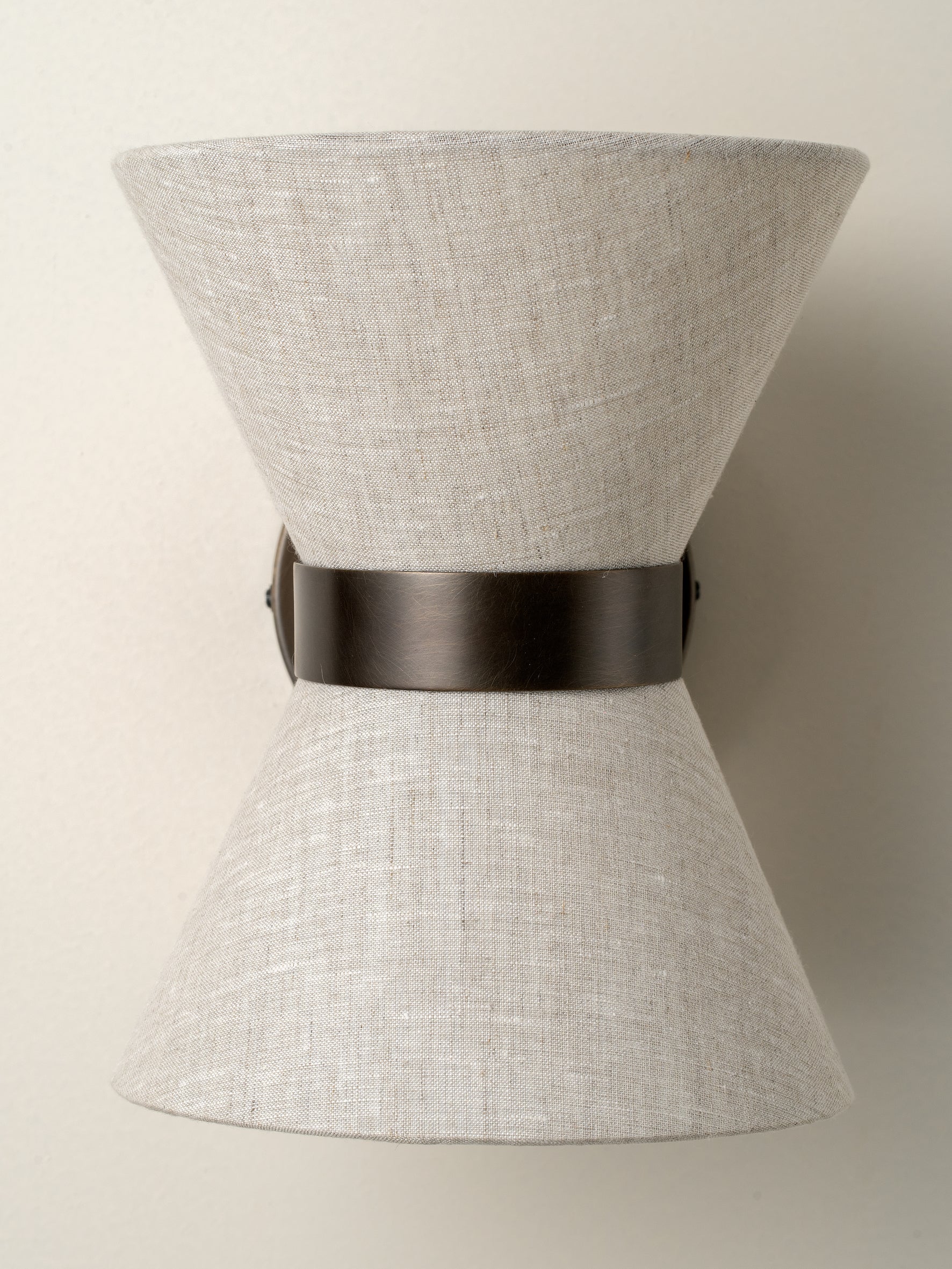 Renwick | Textuurlinnen wandlamp met bronzen armatuur 3