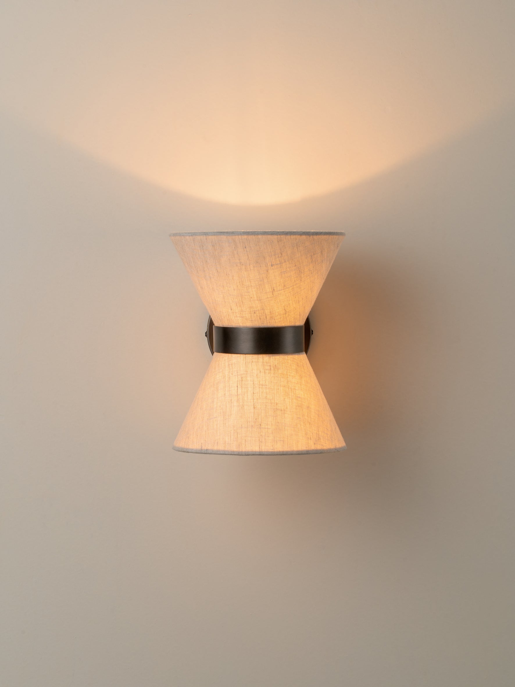 Renwick | Textuurlinnen wandlamp met bronzen armatuur 5