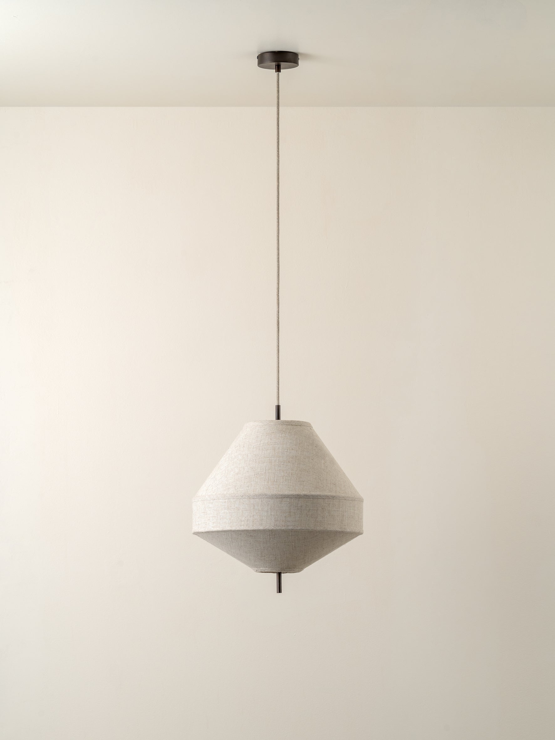 Solara | Gelaagde linnen hanglamp met bronzen afwerking 0