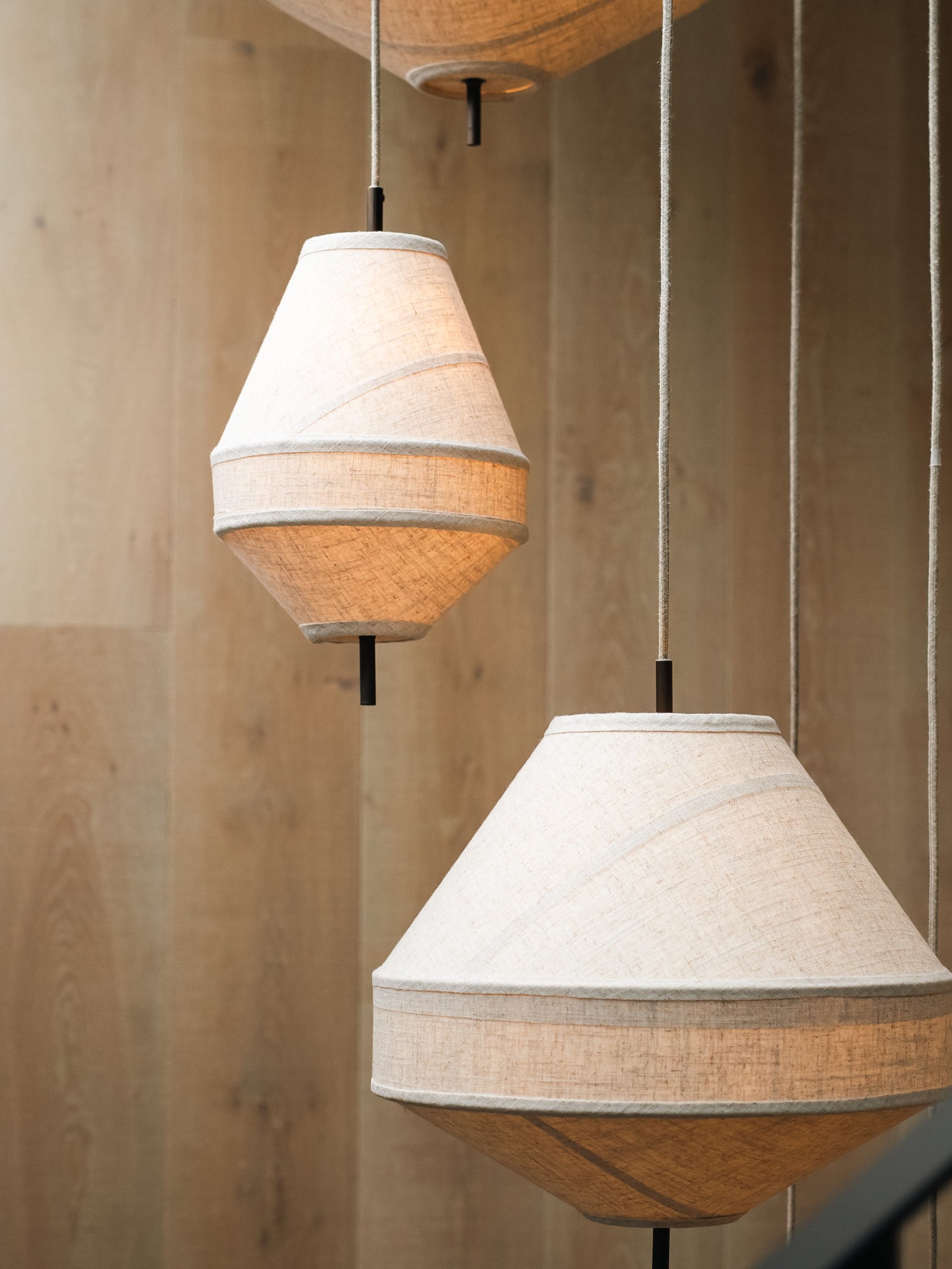 Solara | Gelaagde linnen hanglamp met bronzen afwerking 1