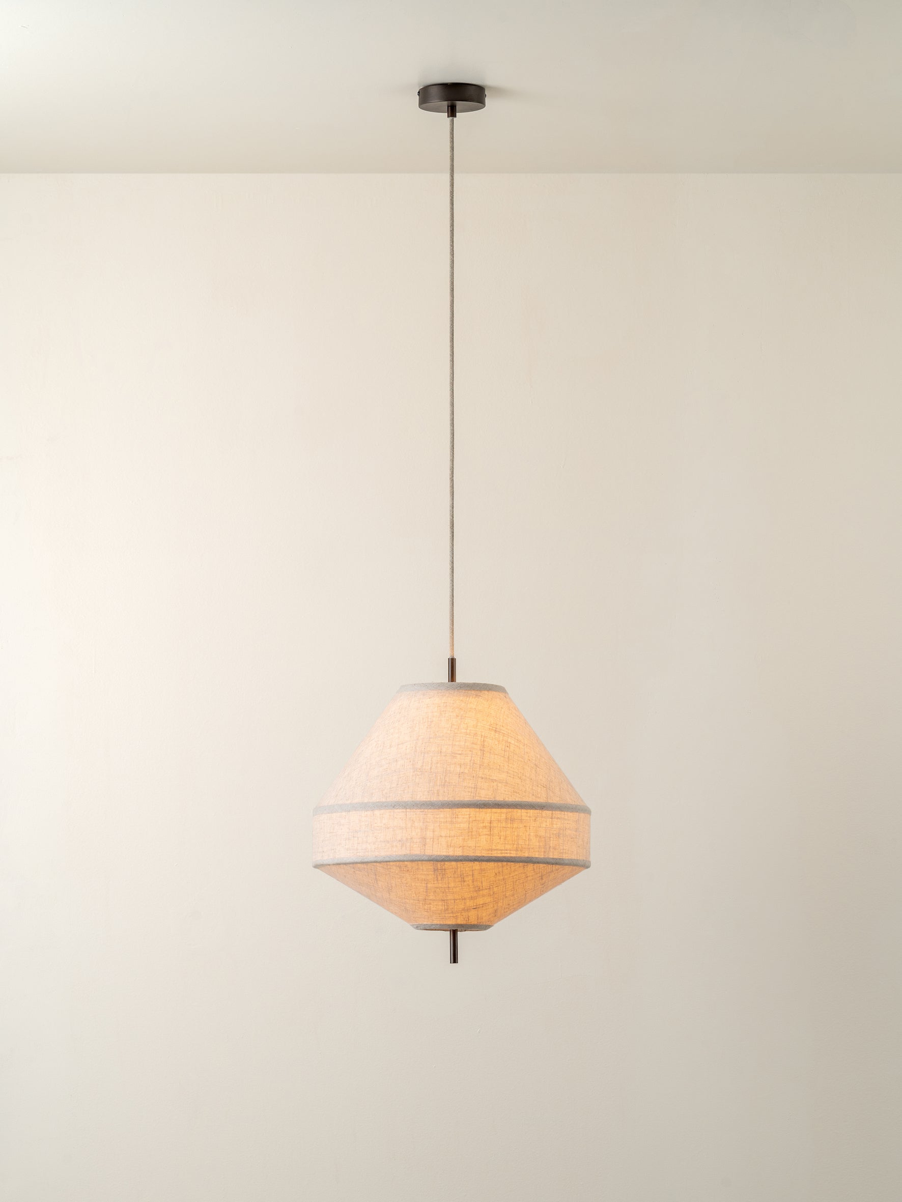 Solara | Gelaagde linnen hanglamp met bronzen afwerking 2