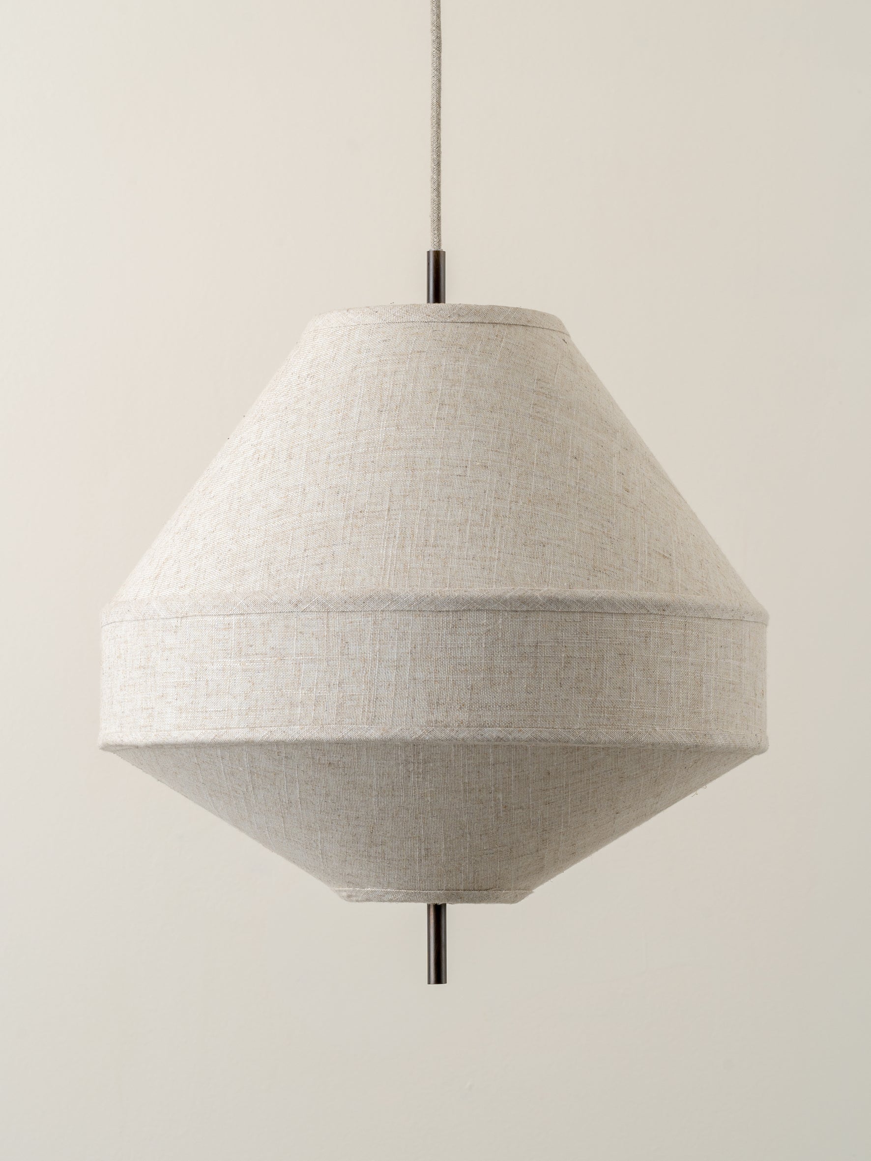 Solara | Gelaagde linnen hanglamp met bronzen afwerking 4