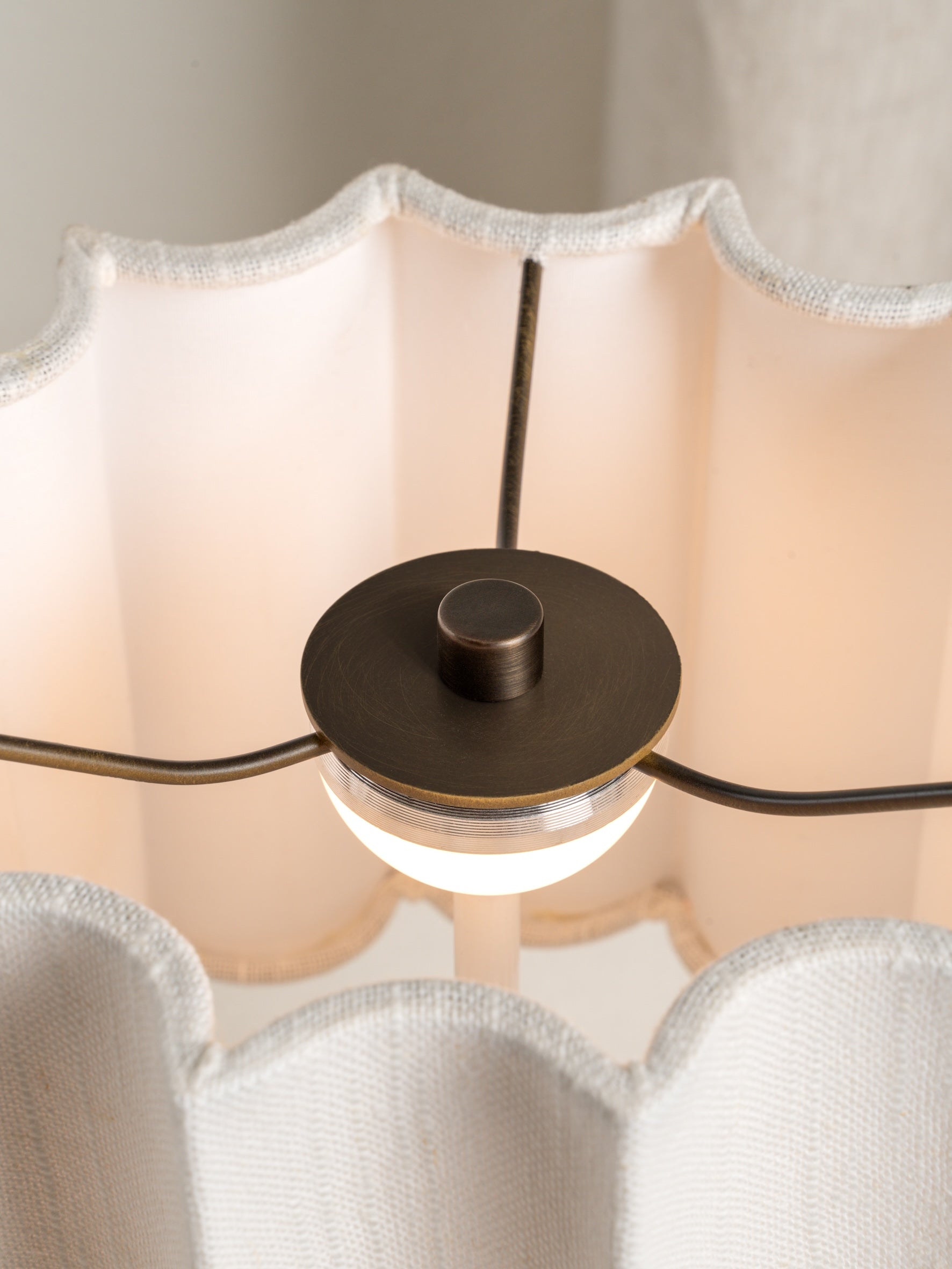 Valli | Linnen kap, Italiaans marmer, Oplaadbare tafellamp 4