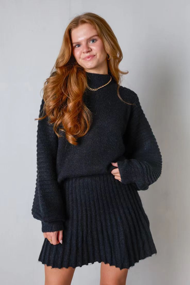 Viktoria - Gebreide Trui met Ronde Hals en Geplooide Korte Rok Set