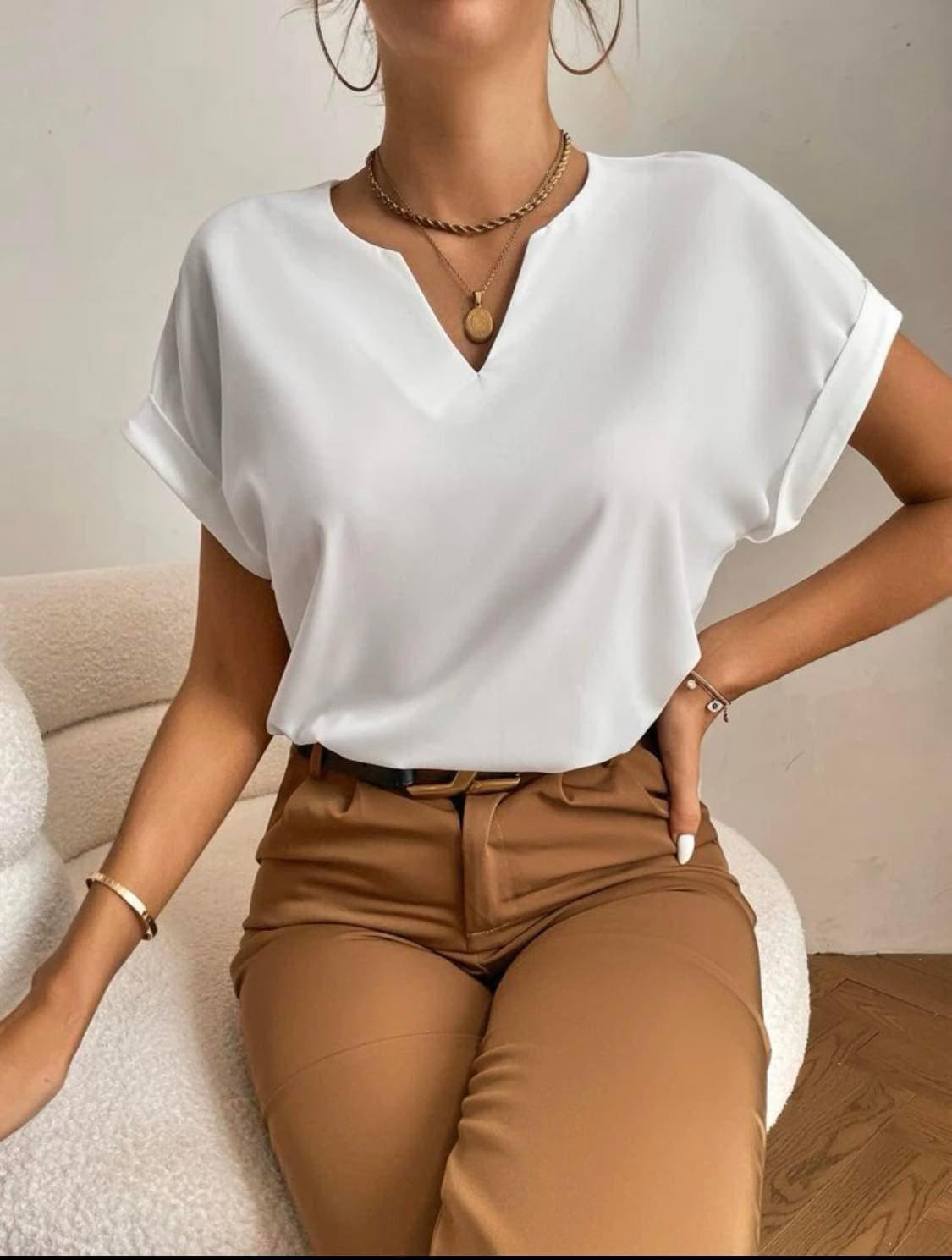 Adriana - Eenvoudige blouse met effen ingekerfde hals