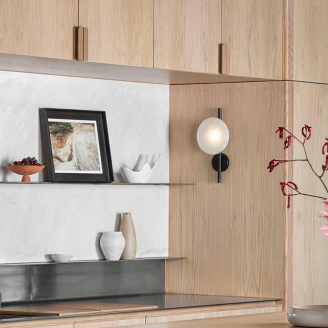 Hugbel | Mondgeblazen glas wandlamp met aluminium frame 8