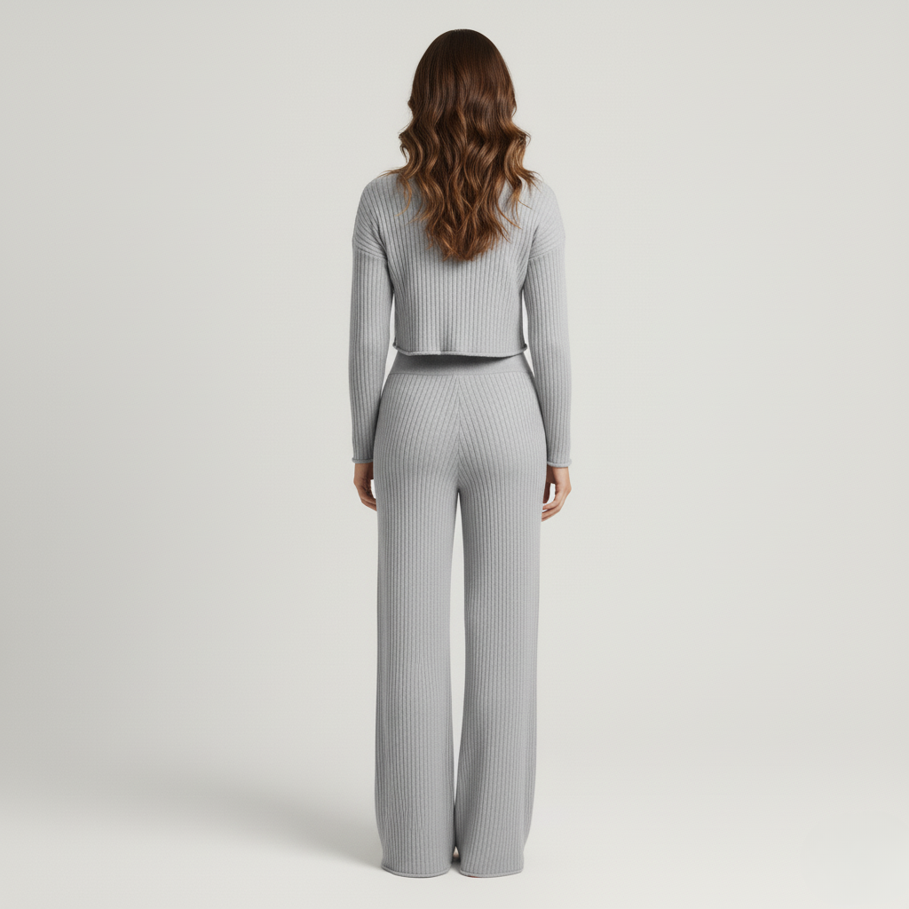 Montina | Gebreide set met cropped trui en bijpassende broek 1