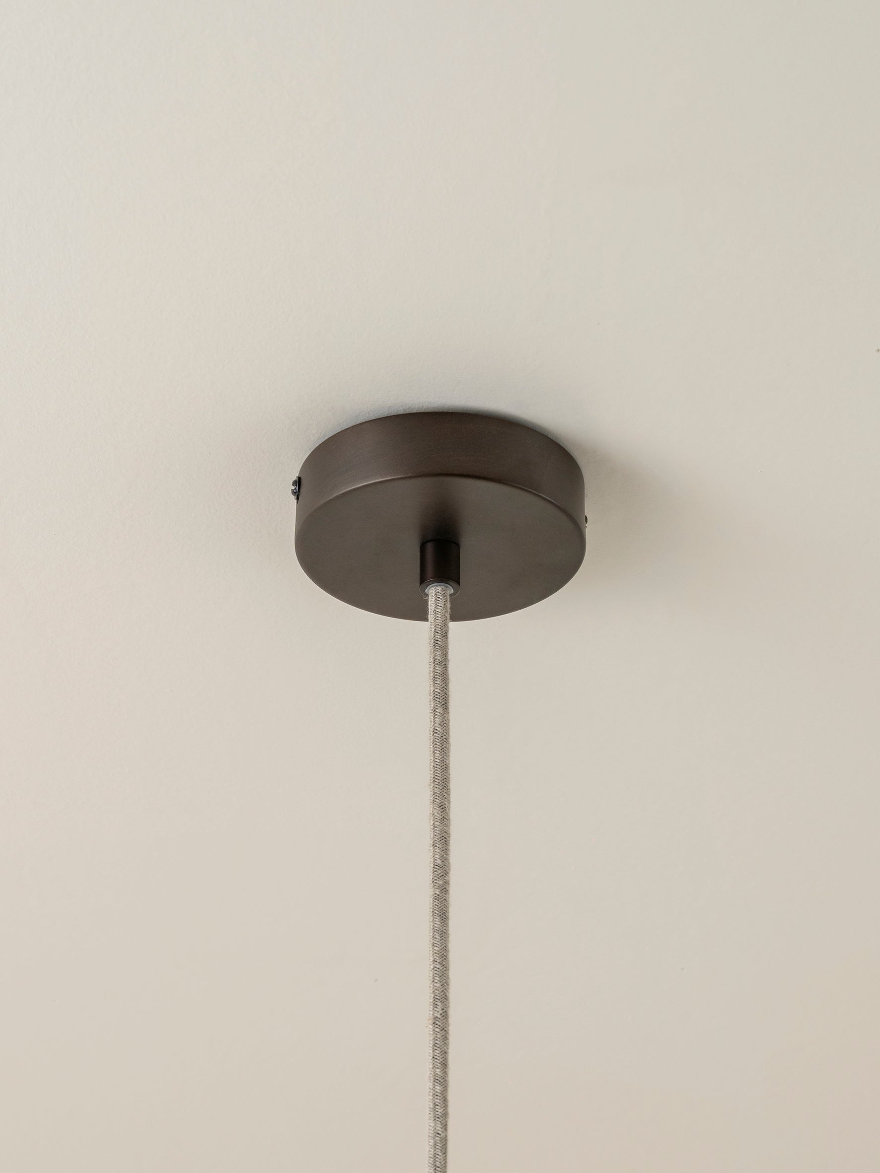 Solara | Gelaagde linnen hanglamp met bronzen afwerking 3